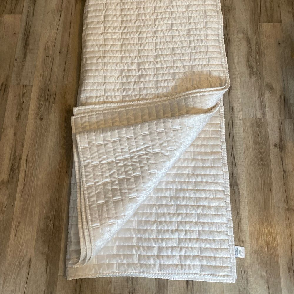 Hotel Collection Brick Blocked Design Shimmer Comforter Quilt size Queen